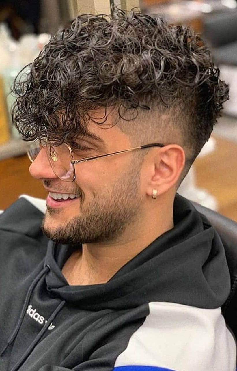 15 Romantic Haircuts Men With Curly Hair Can Try To ... (821 x 1285 Pixel)